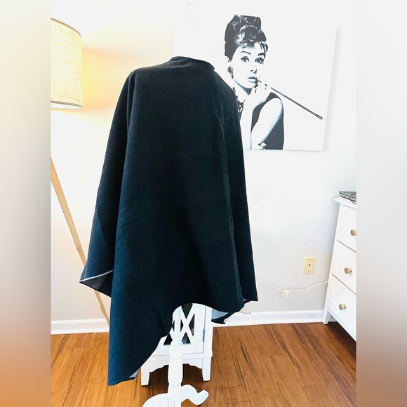 Burberry Fine Marino Wool Cape 140x140 Reversible - Picture 4 of 9